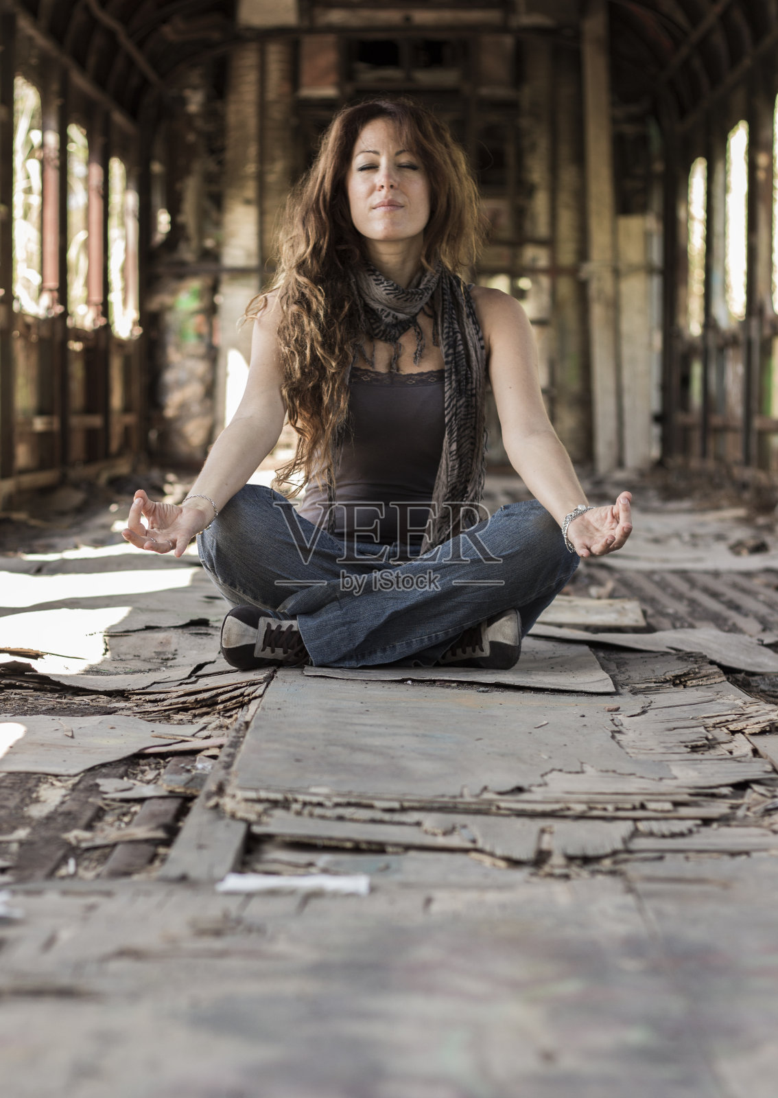 迷人的女人在一列废弃的火车上冥想照片摄影图片