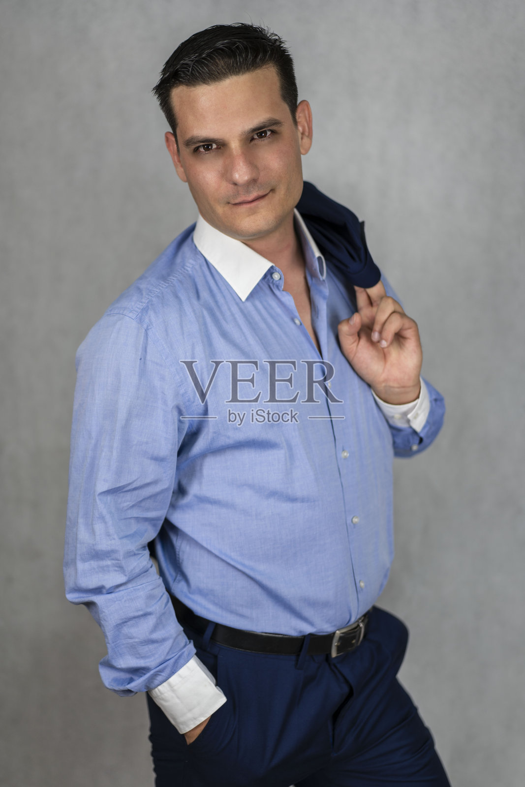 一名西装革履的白人男子在摄影棚里摆姿势拍照照片摄影图片