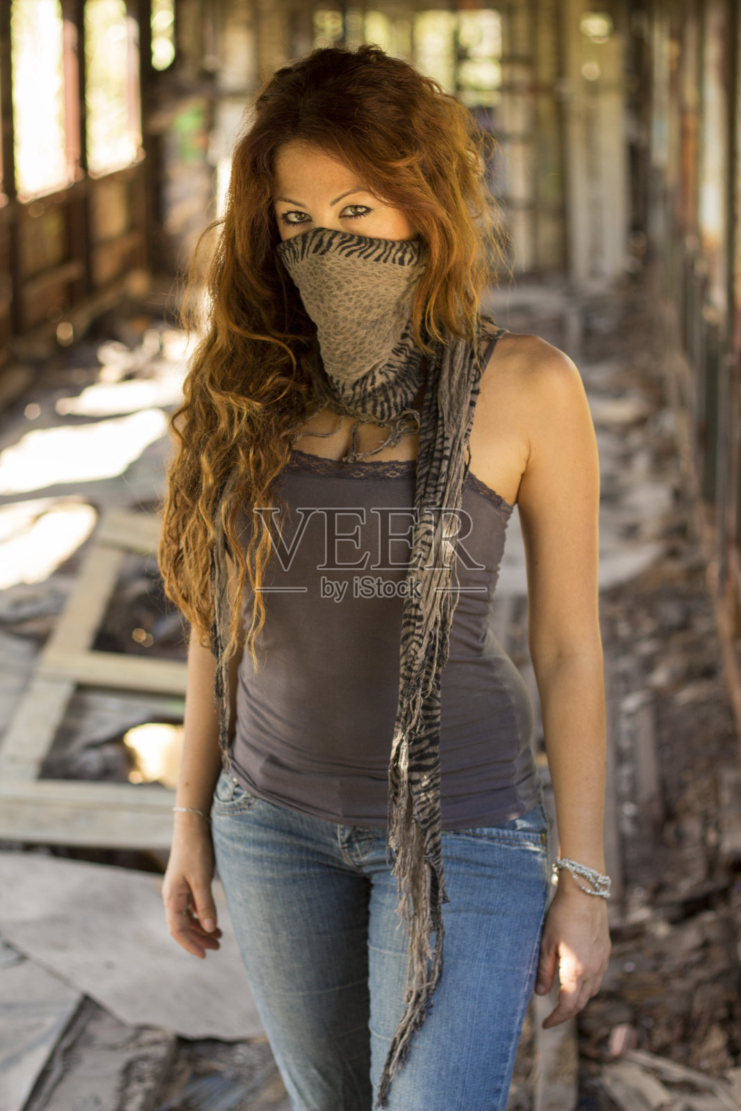 一辆废弃火车上的漂亮女人照片摄影图片