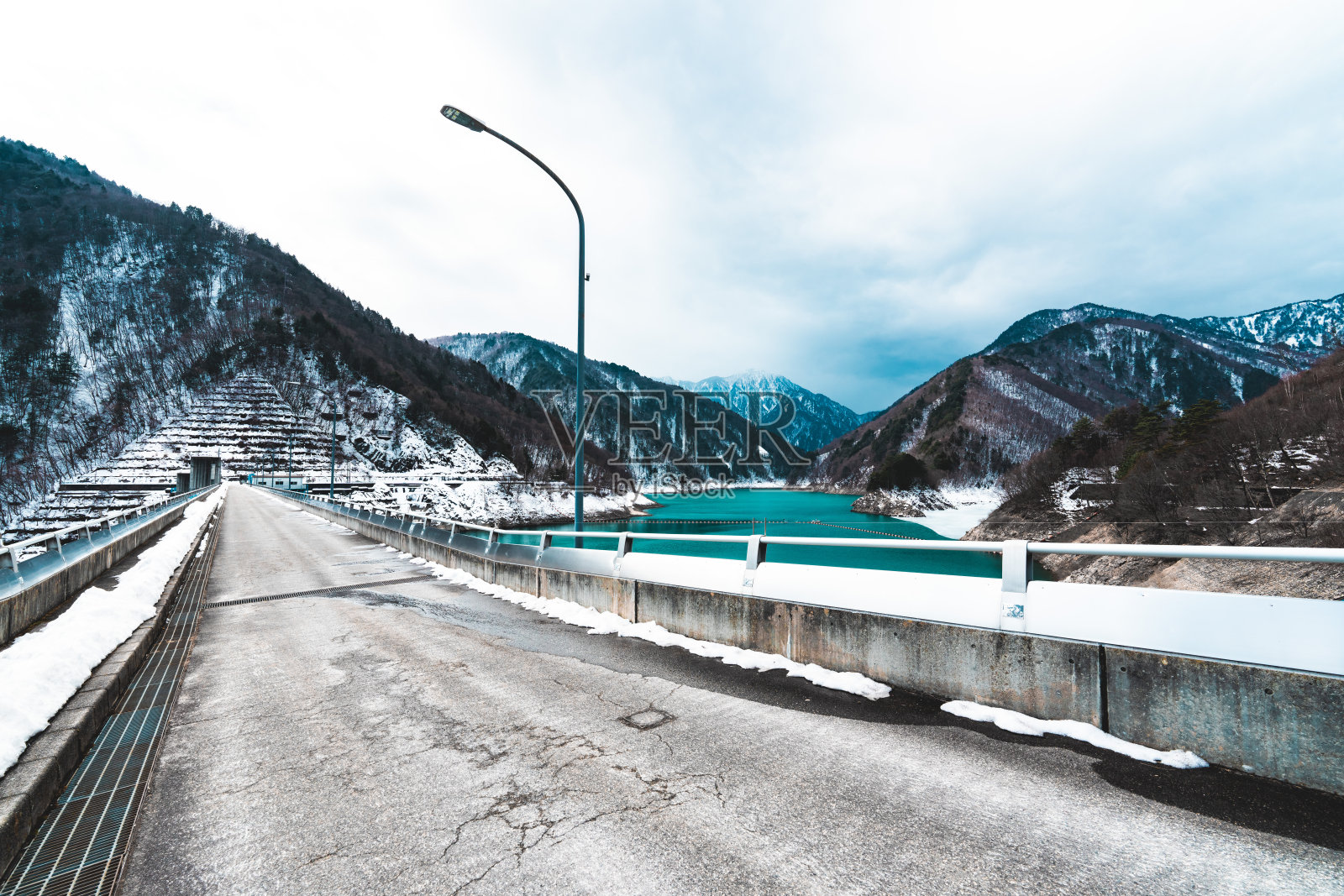 黑衣大坝是位于日本富山县中川县立山市的一座著名而美丽的大坝照片摄影图片