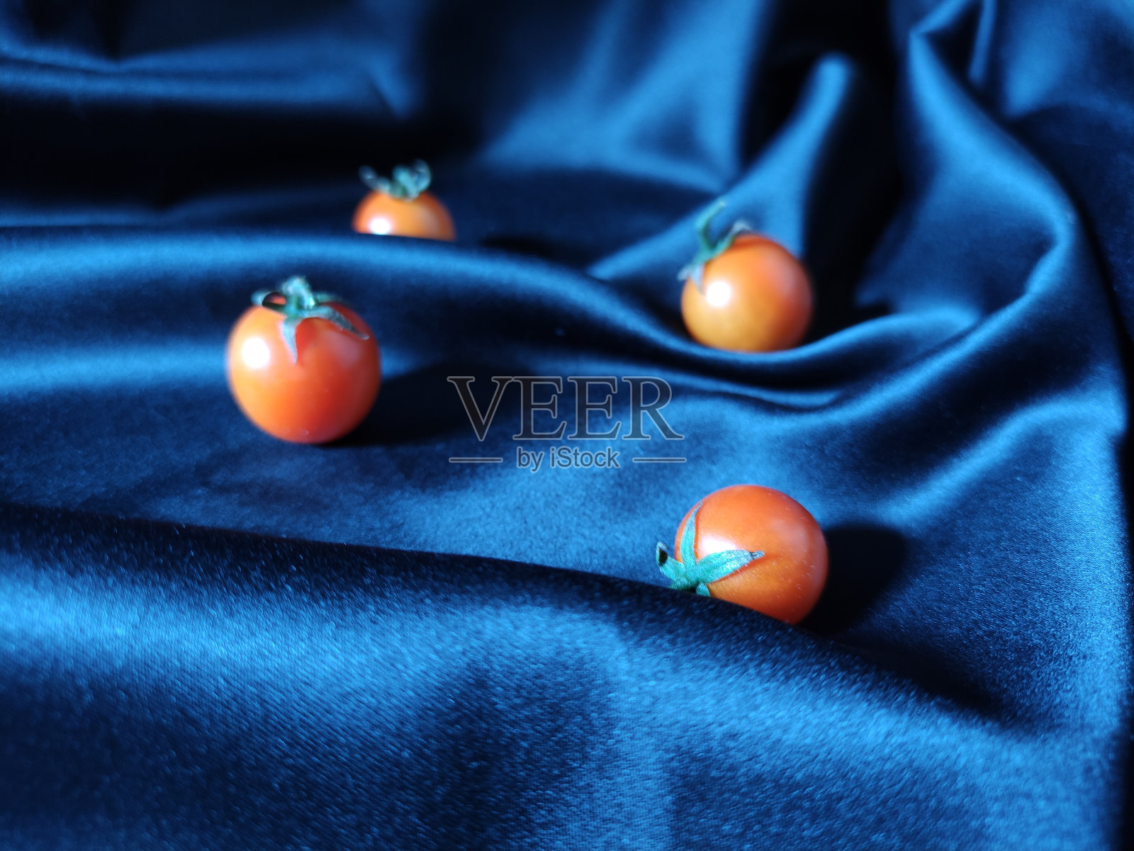 一个新鲜的红色樱桃番茄照片摄影图片