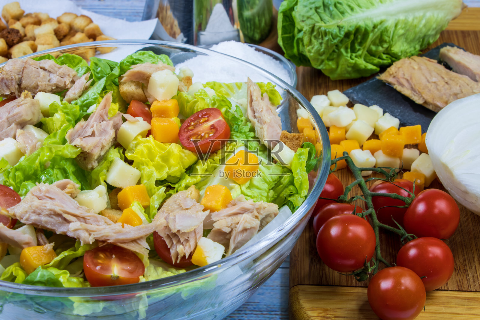 特写的沙拉在一个玻璃bool与它的配料周围照片摄影图片