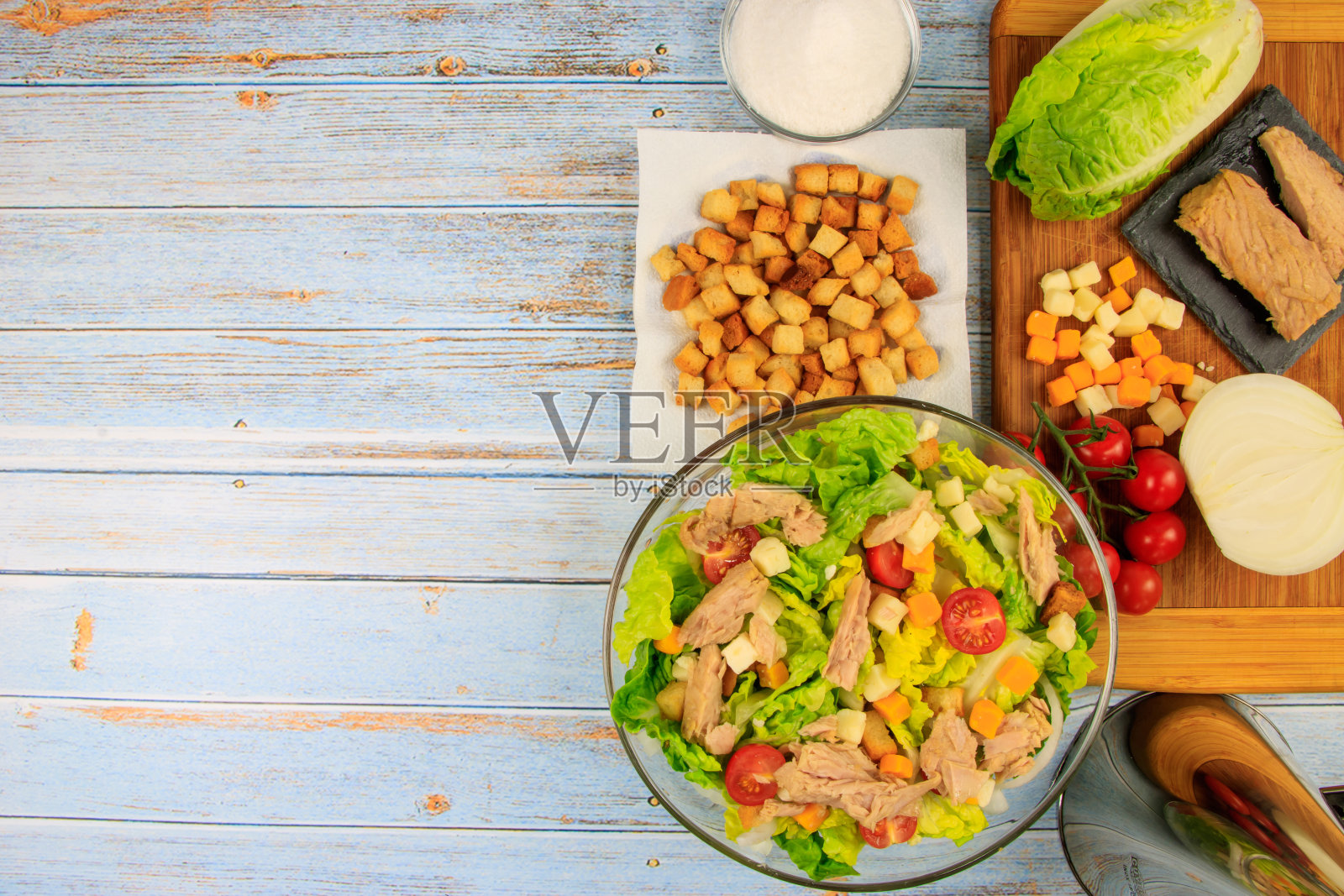 从上面看，沙拉装在玻璃杯里，配料在周围照片摄影图片