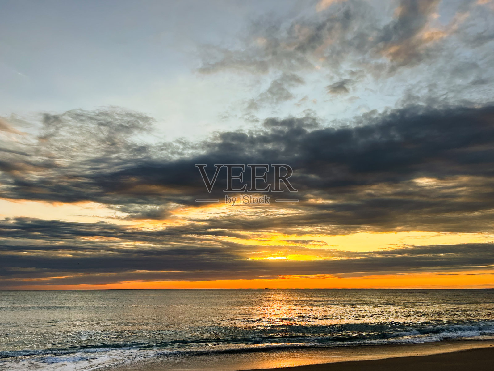 太阳躲在基蒂霍克的云层后面照片摄影图片