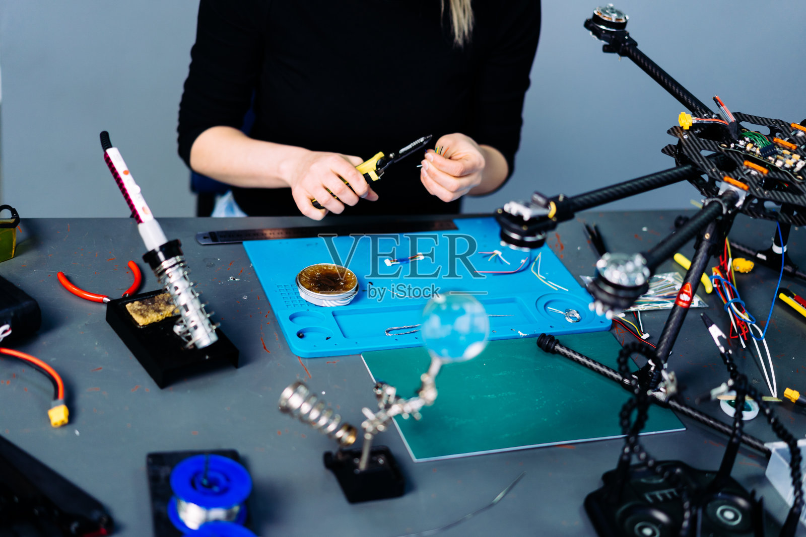 工程师在车间工作的赛车fpv无人机战斗神风轰炸机。照片摄影图片