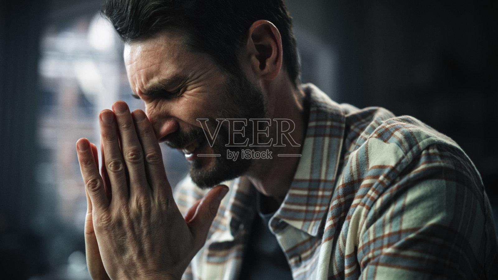 哭泣的男子肖像：压力、精神问题、家庭变故、孤独、抑郁和焦虑照片摄影图片