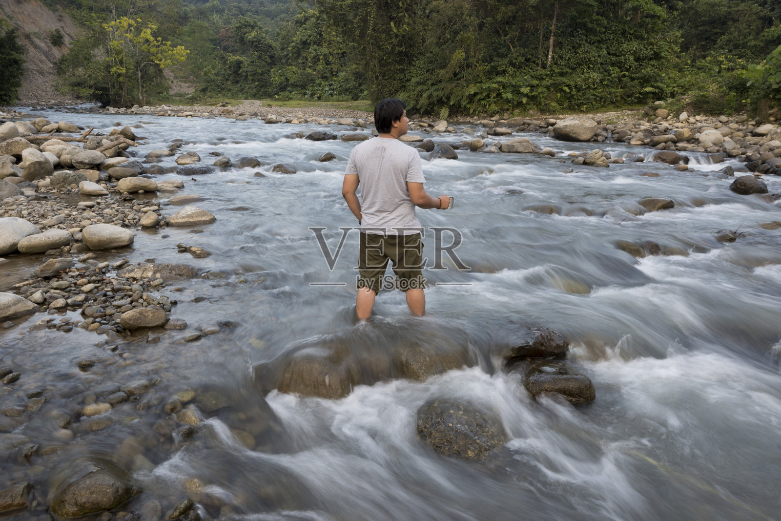 男人在享受咖啡和玩手机时放松-资料图片照片摄影图片