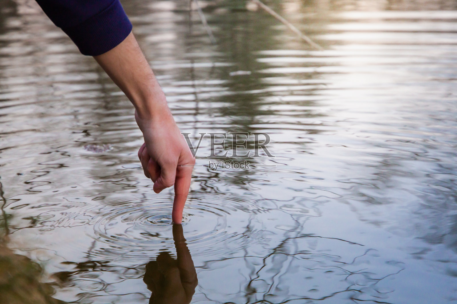 手接触水照片摄影图片