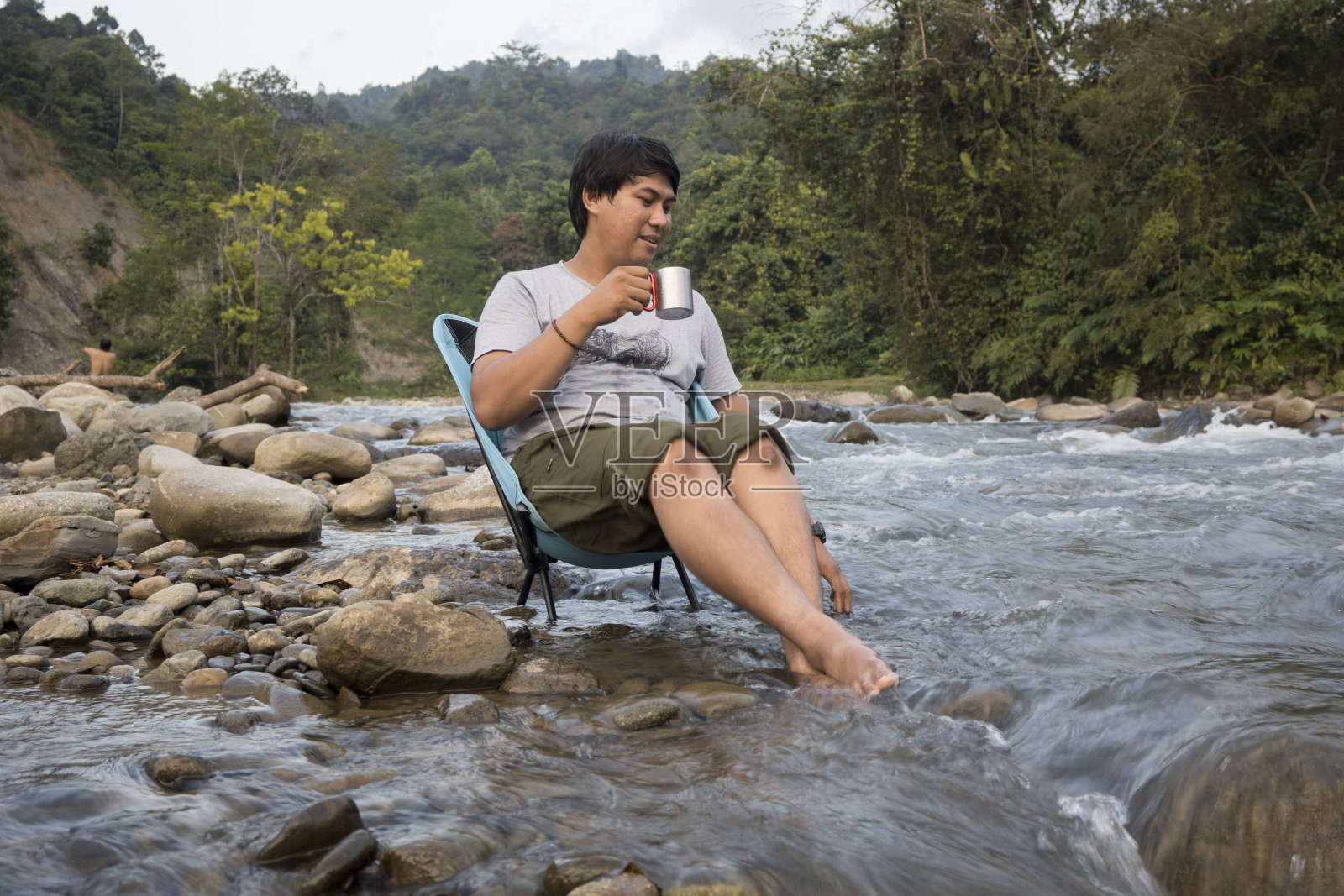 男人在享受咖啡和玩手机时放松-资料图片照片摄影图片