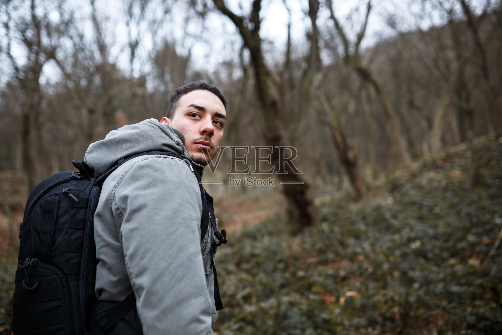 小心翼翼照片摄影图片