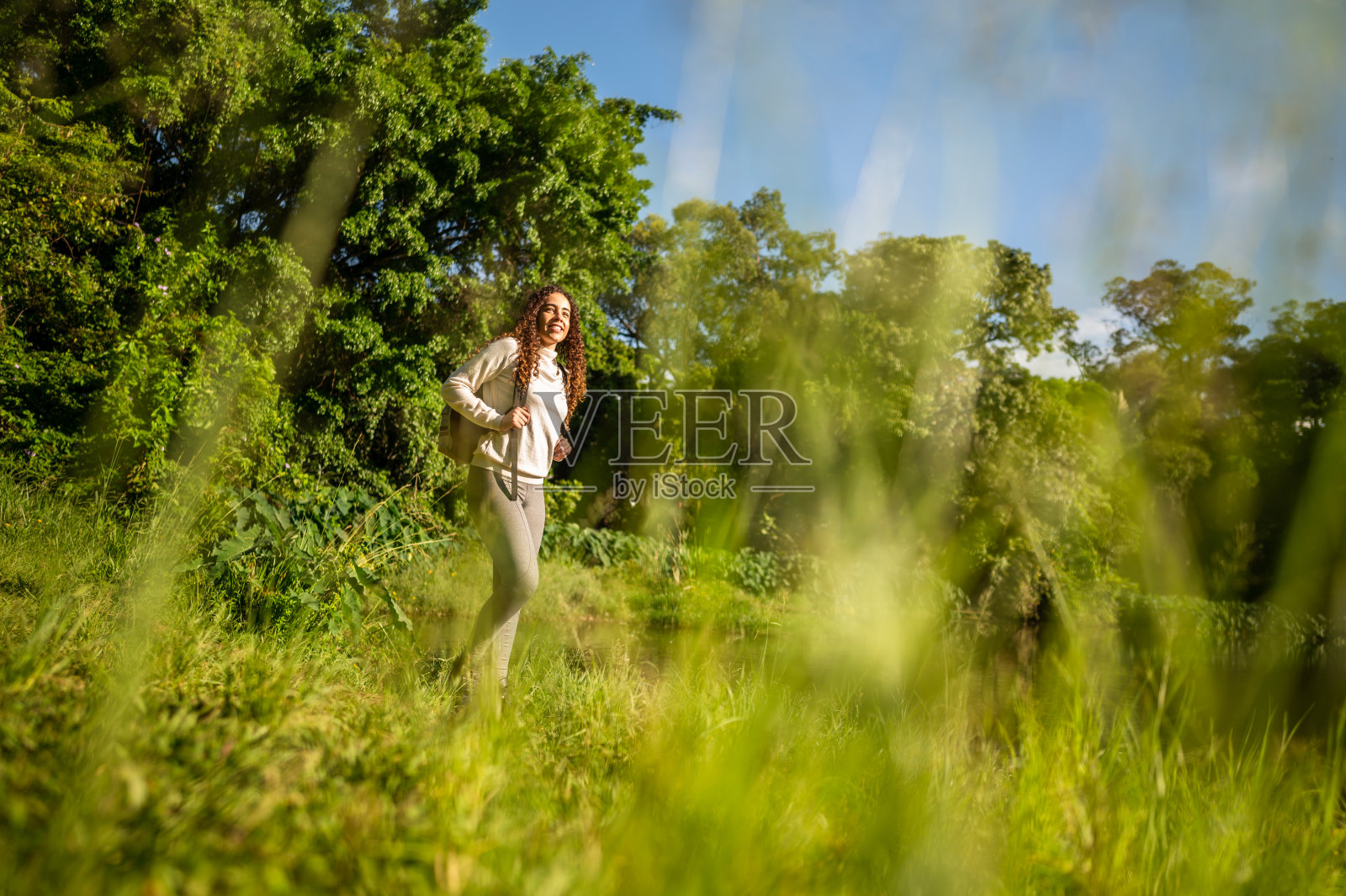 一个年轻女子在大自然中照片摄影图片