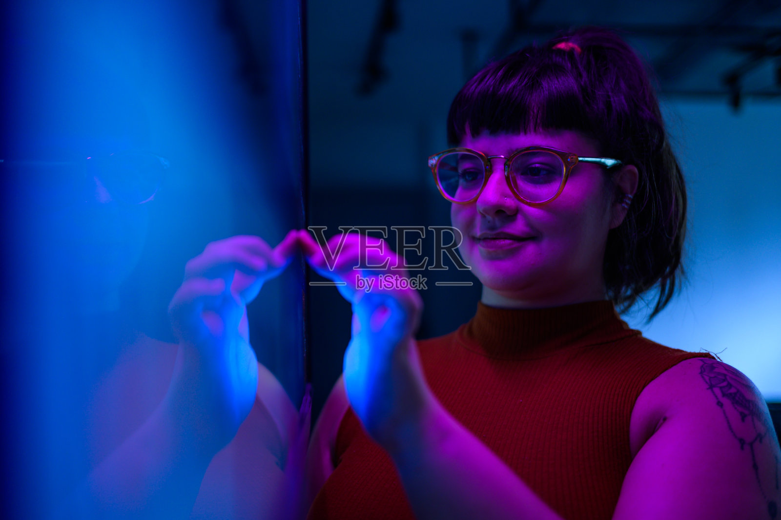 一位女士在使用触摸屏照片摄影图片