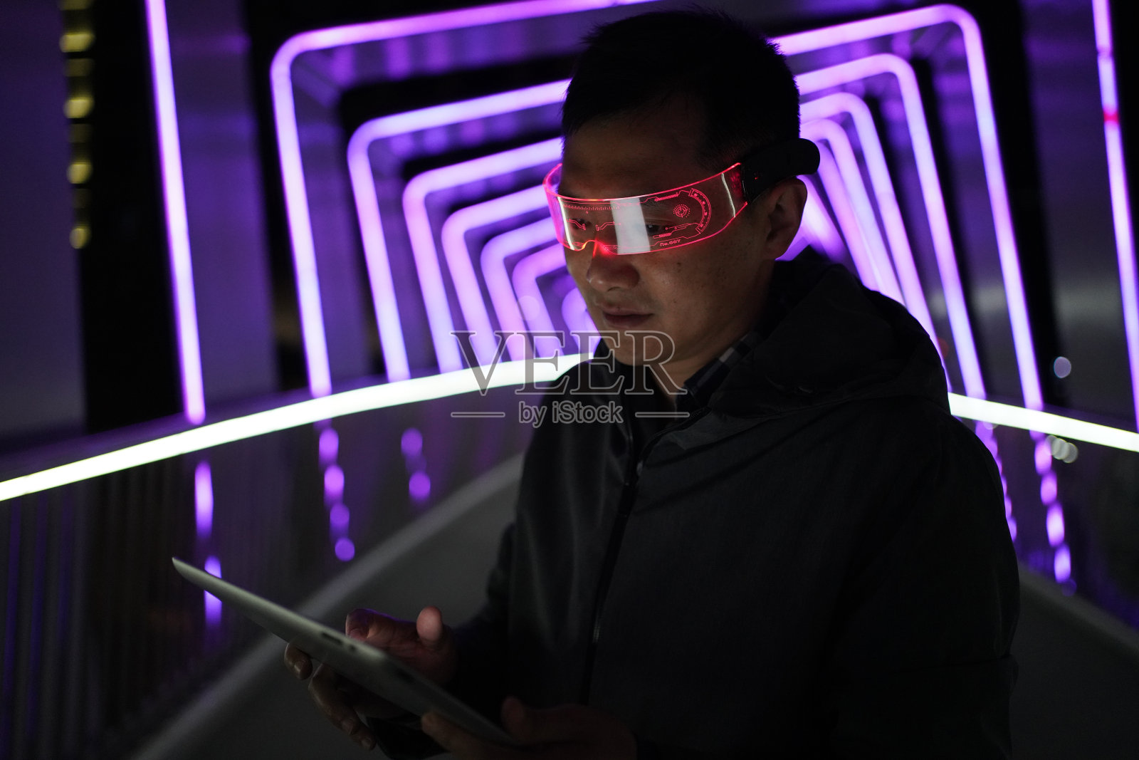 使用平板电脑的未来科技概念照片摄影图片