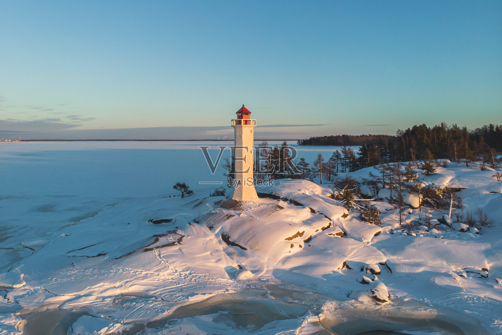 俄罗斯列宁格勒州，芬兰湾，维堡湾，波沃洛特尼灯塔的雪景，冬日晴空万里，俄罗斯灯塔之旅照片摄影图片