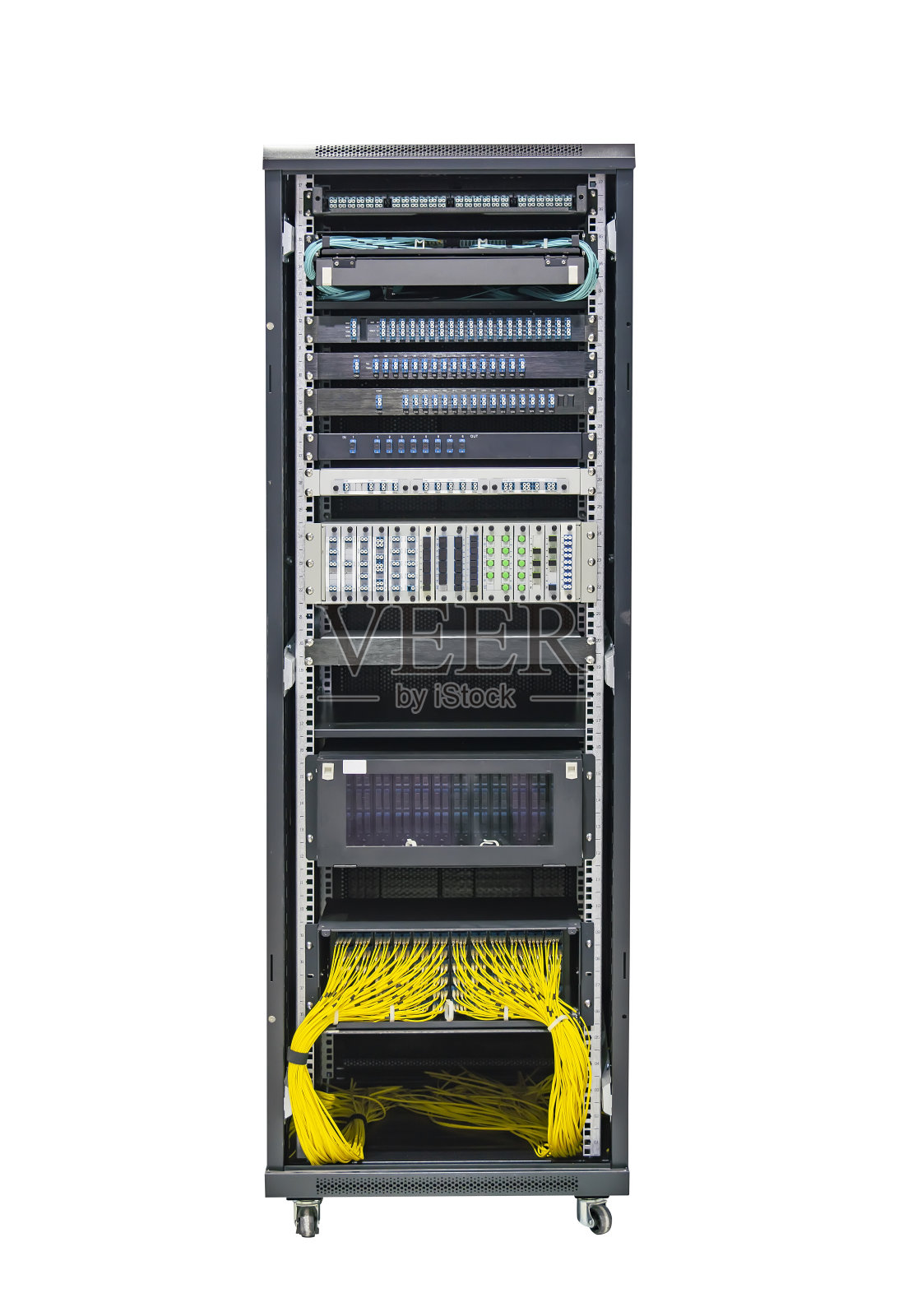 数据中心的网络服务器被隔离在白色背景上照片摄影图片