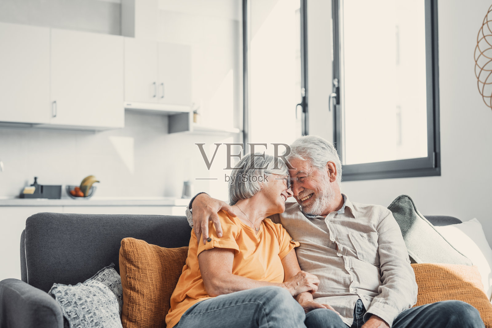 快乐的笑，年长的已婚夫妇交谈，笑，一起站在家里的内部，拥抱与爱，享受亲密的关系，信任，支持，关心，感受喜悦，温柔照片摄影图片