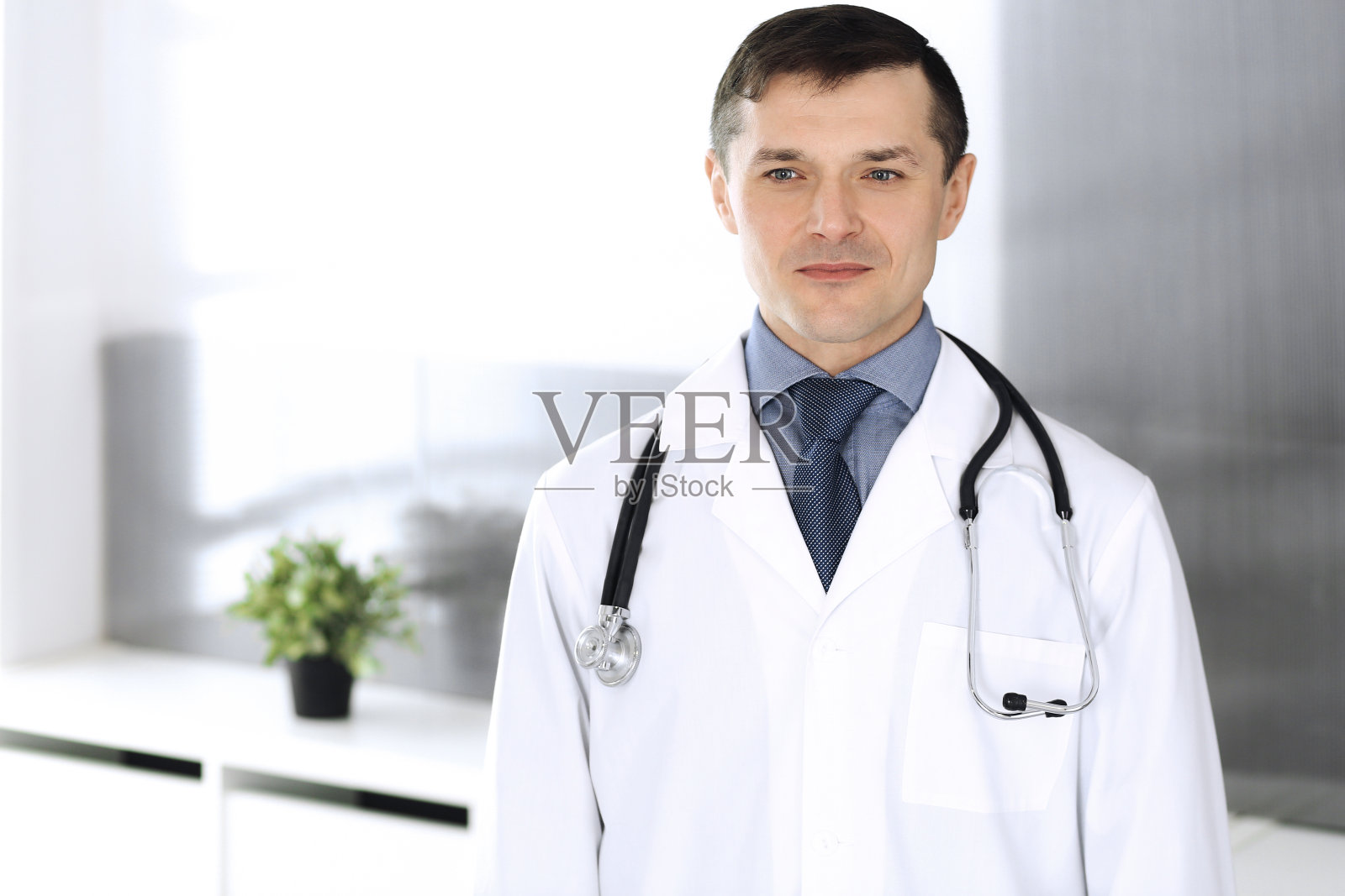 医生对着镜头愉快地笑着。诊所医疗服务完善。医药保健的美好未来照片摄影图片