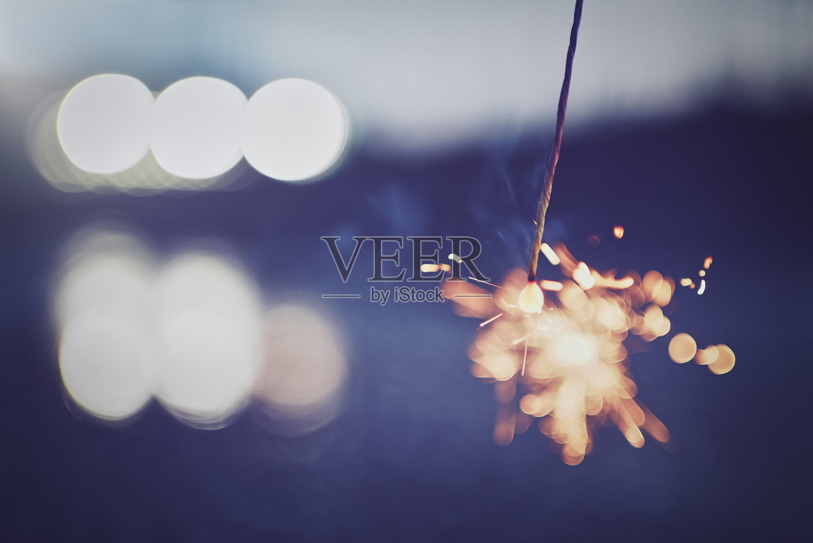 在夏夜，烟火燃烧的风景照片摄影图片