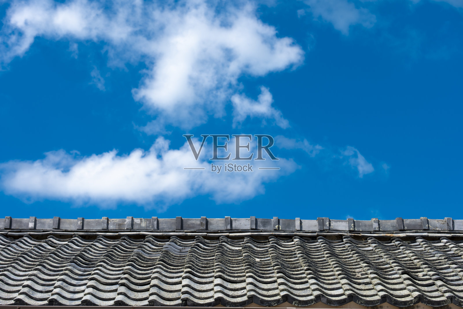 蓝天和日式瓦片照片摄影图片