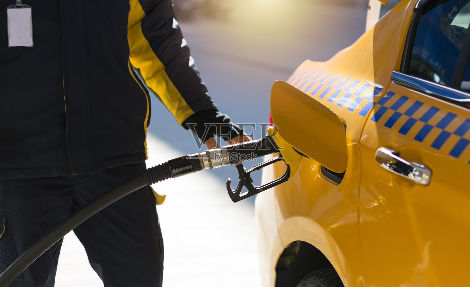 汽车在加油站加油照片摄影图片