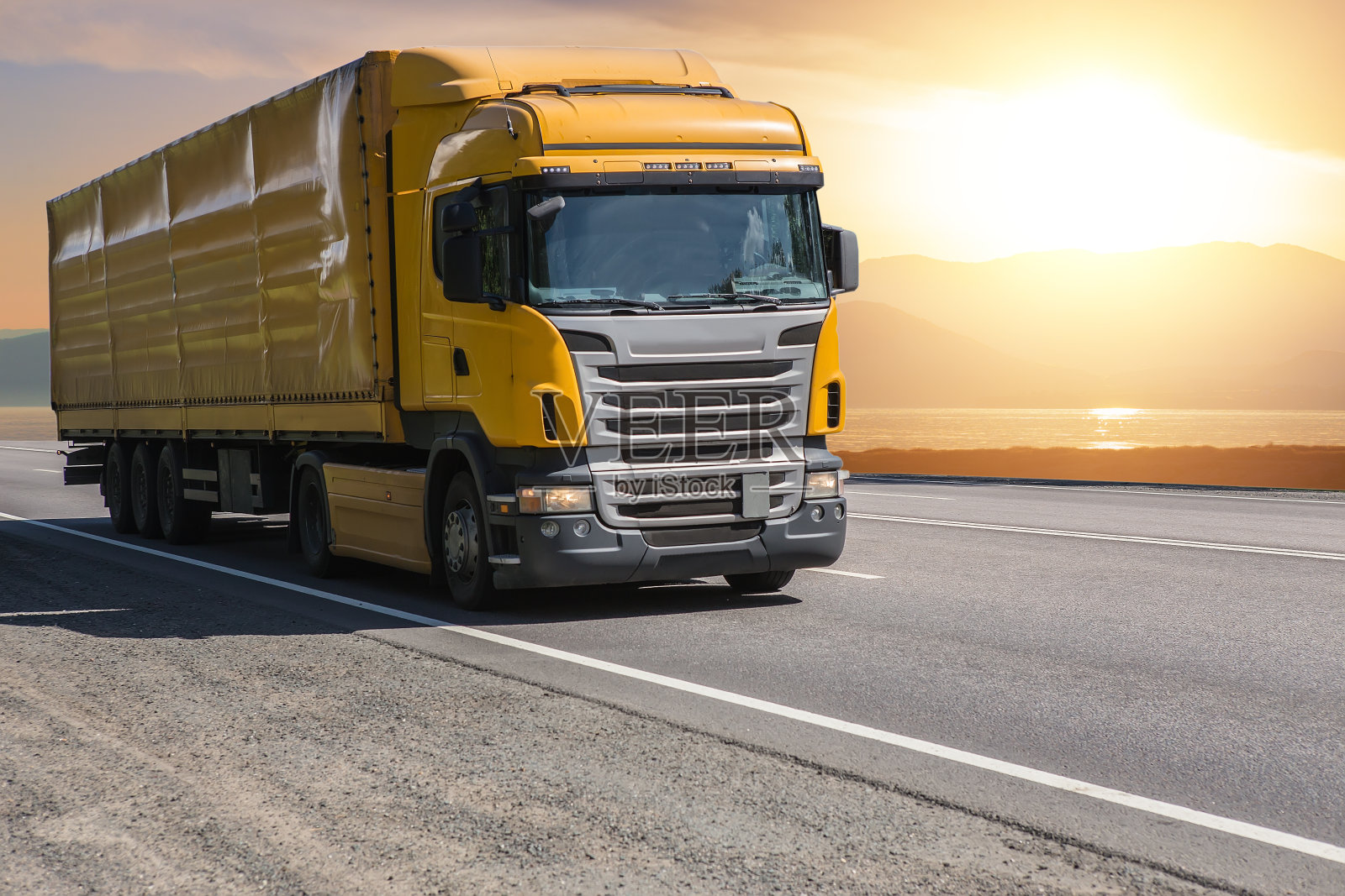 卡车在乡村公路上行驶照片摄影图片