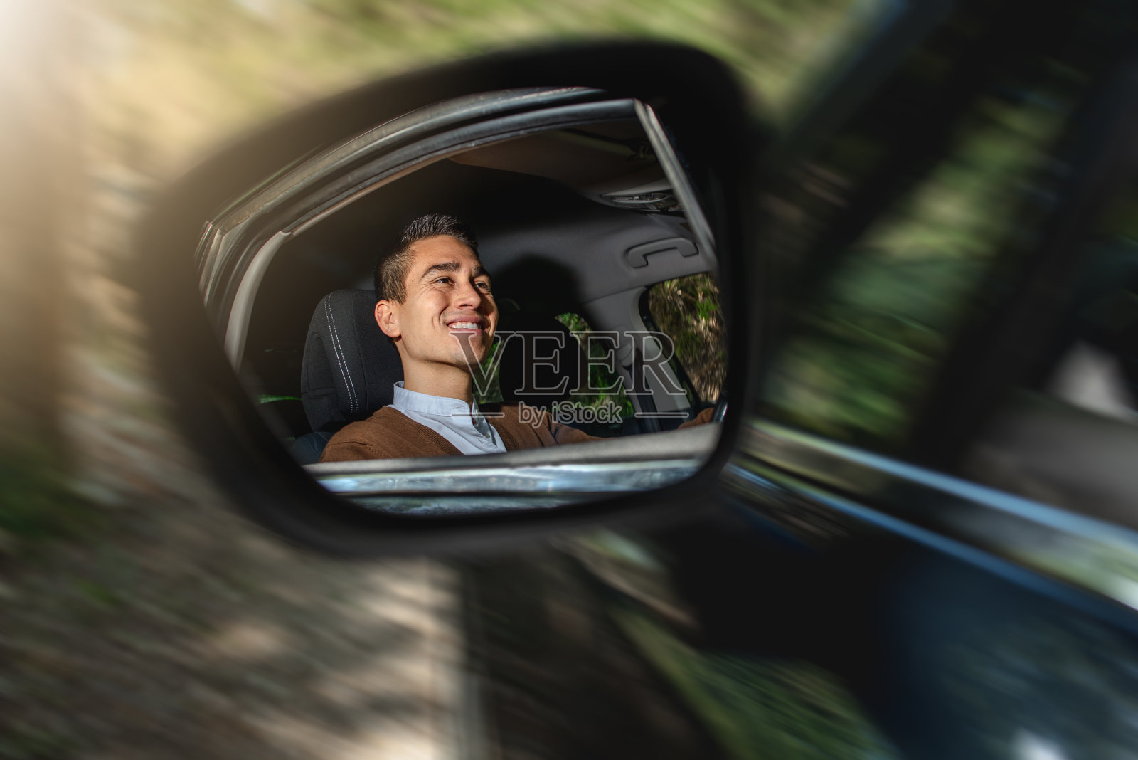 拉丁男人开心地笑着，开着一辆车照片摄影图片