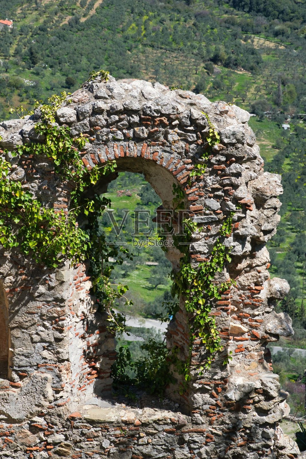 在中世纪的希腊城市密斯特拉斯，一个拜占庭教堂的历史遗迹的美丽镜头照片摄影图片