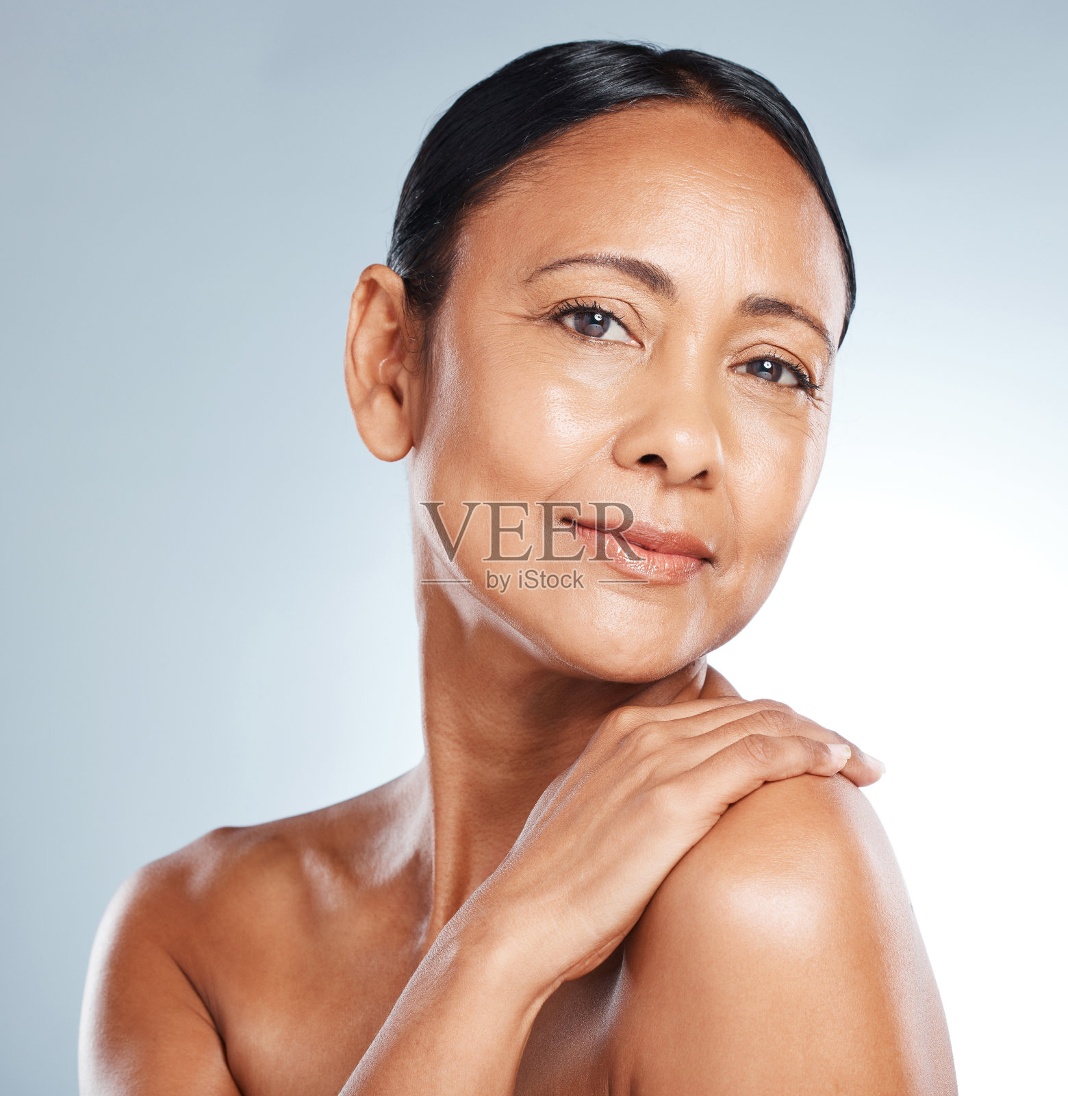 面部，成熟的女性和内容在肖像与健康的皮肤和抗衰老护肤隔离在梯度背景。天然化妆品，健康和美丽的工作室与清洁有机美容护理照片摄影图片