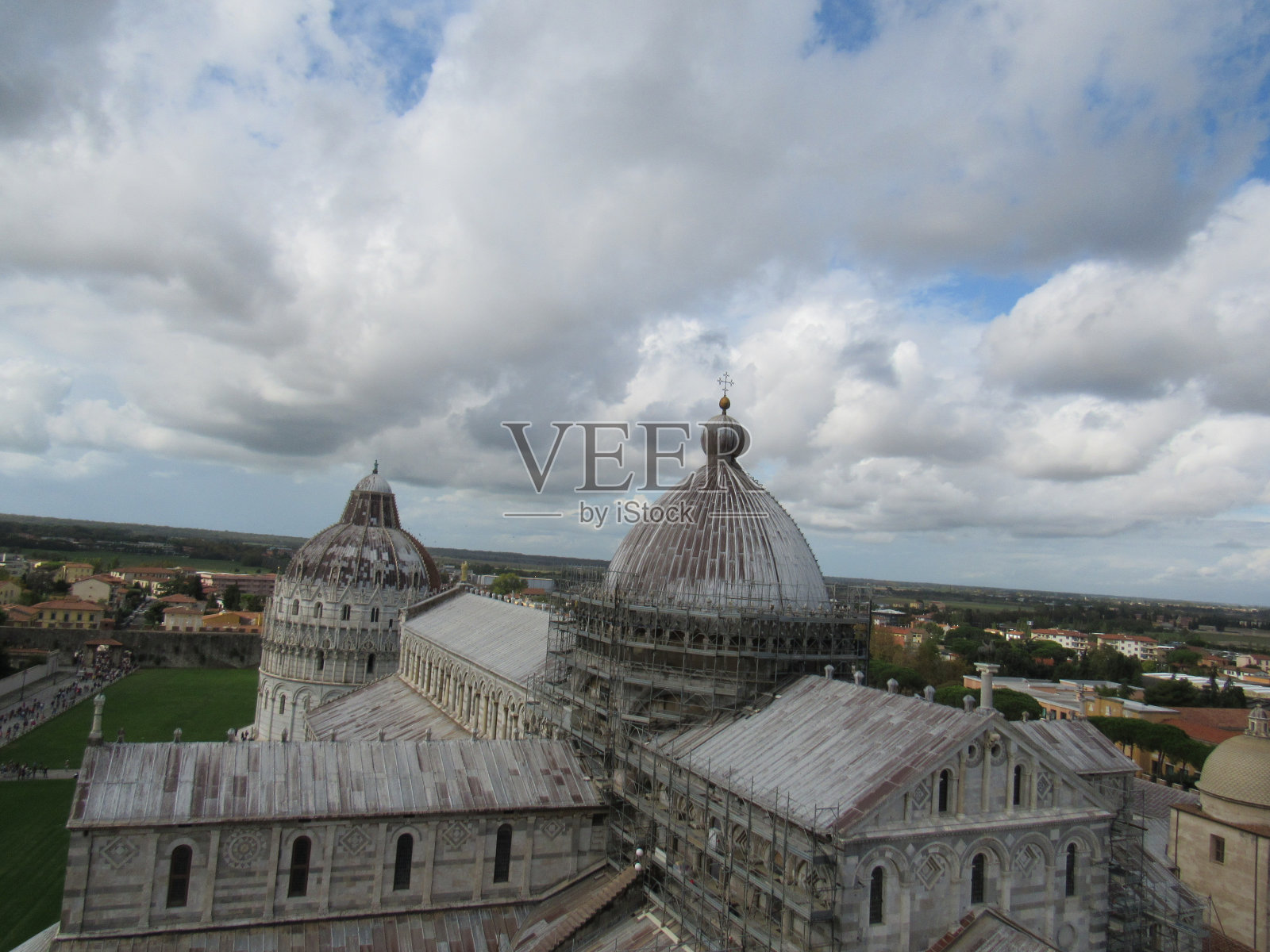 从比萨斜塔顶部看罗马大教堂广场。照片摄影图片