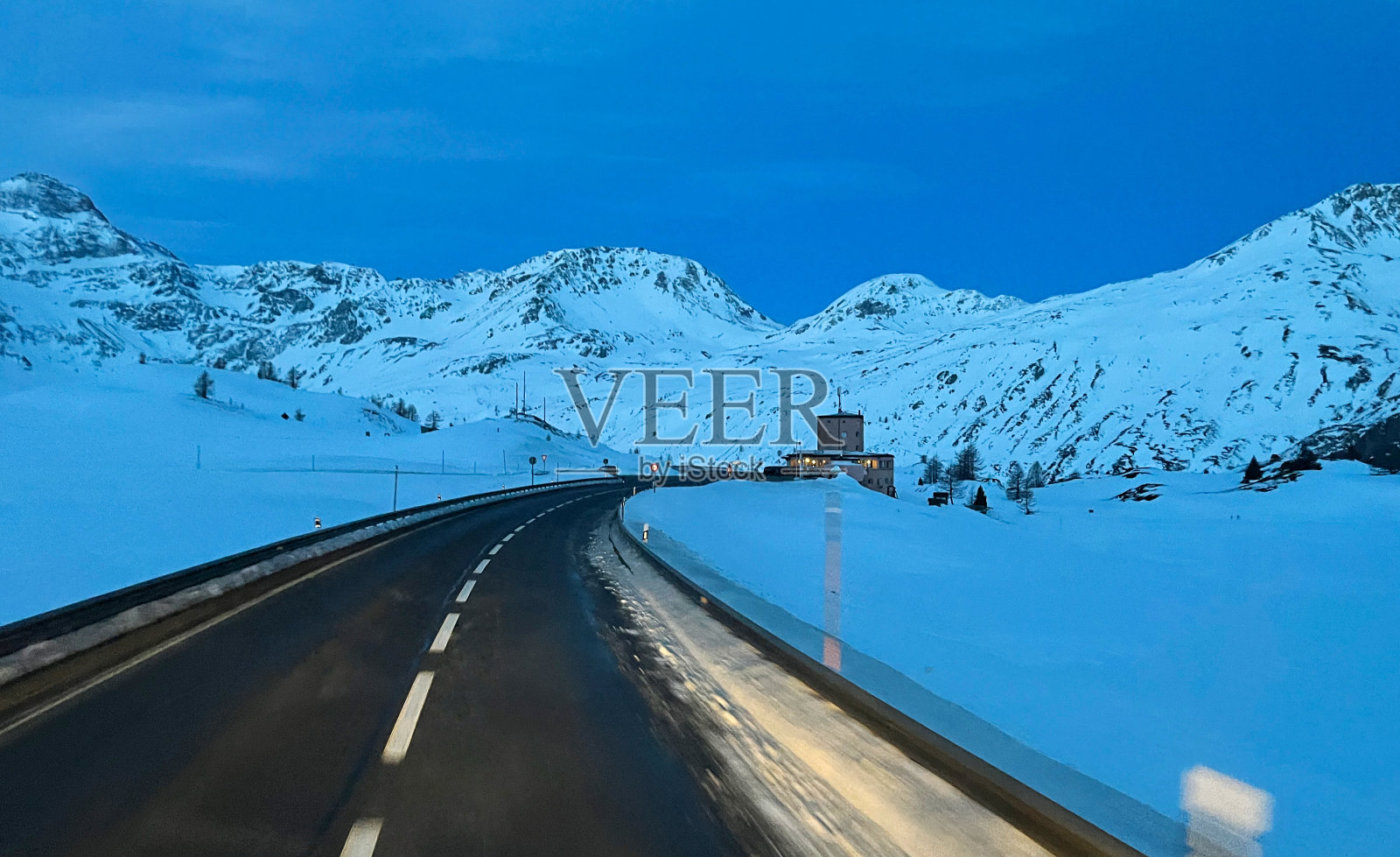 瑞士辛普朗雪山上的一条路照片摄影图片