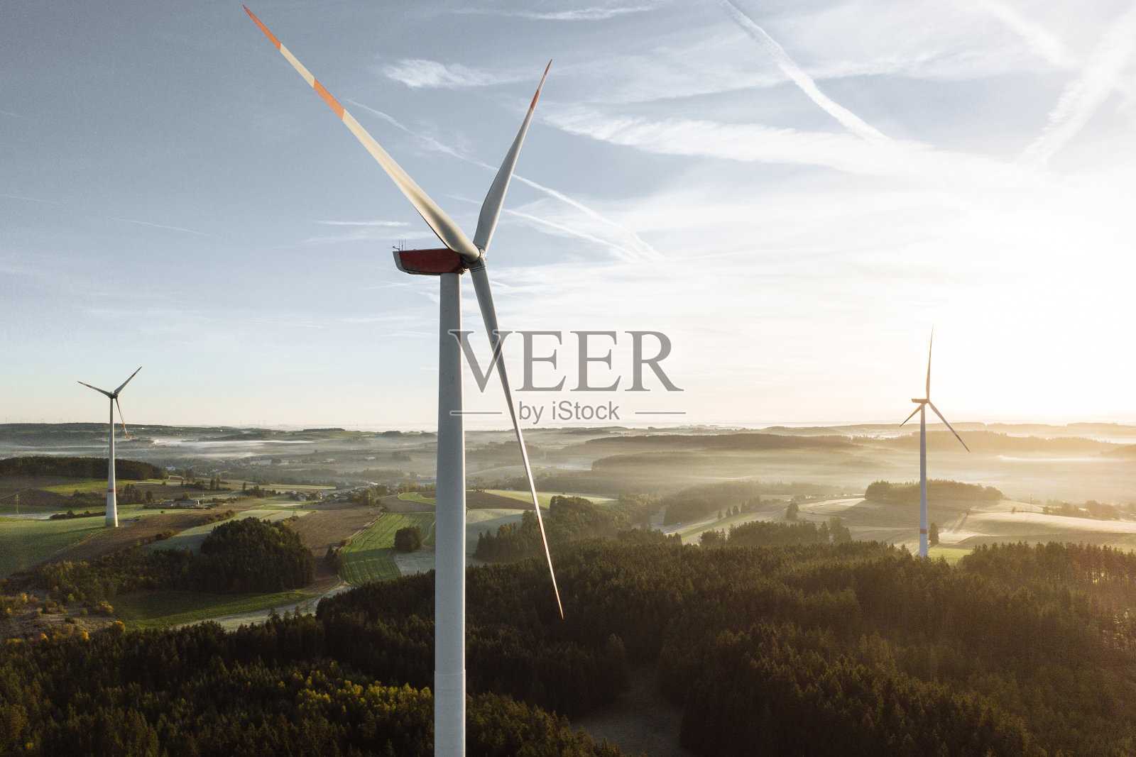 航拍视角下的低角度日出逆光风力涡轮机照片摄影图片