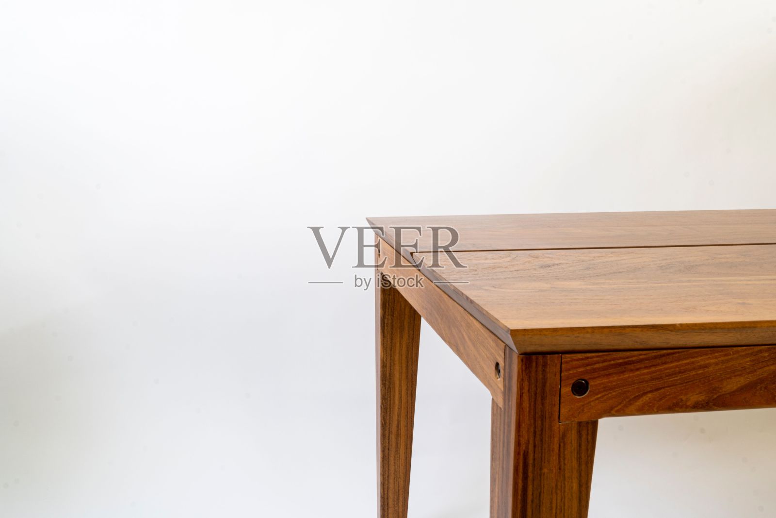 白色背景中孤立的矩形木桌的细节照片摄影图片