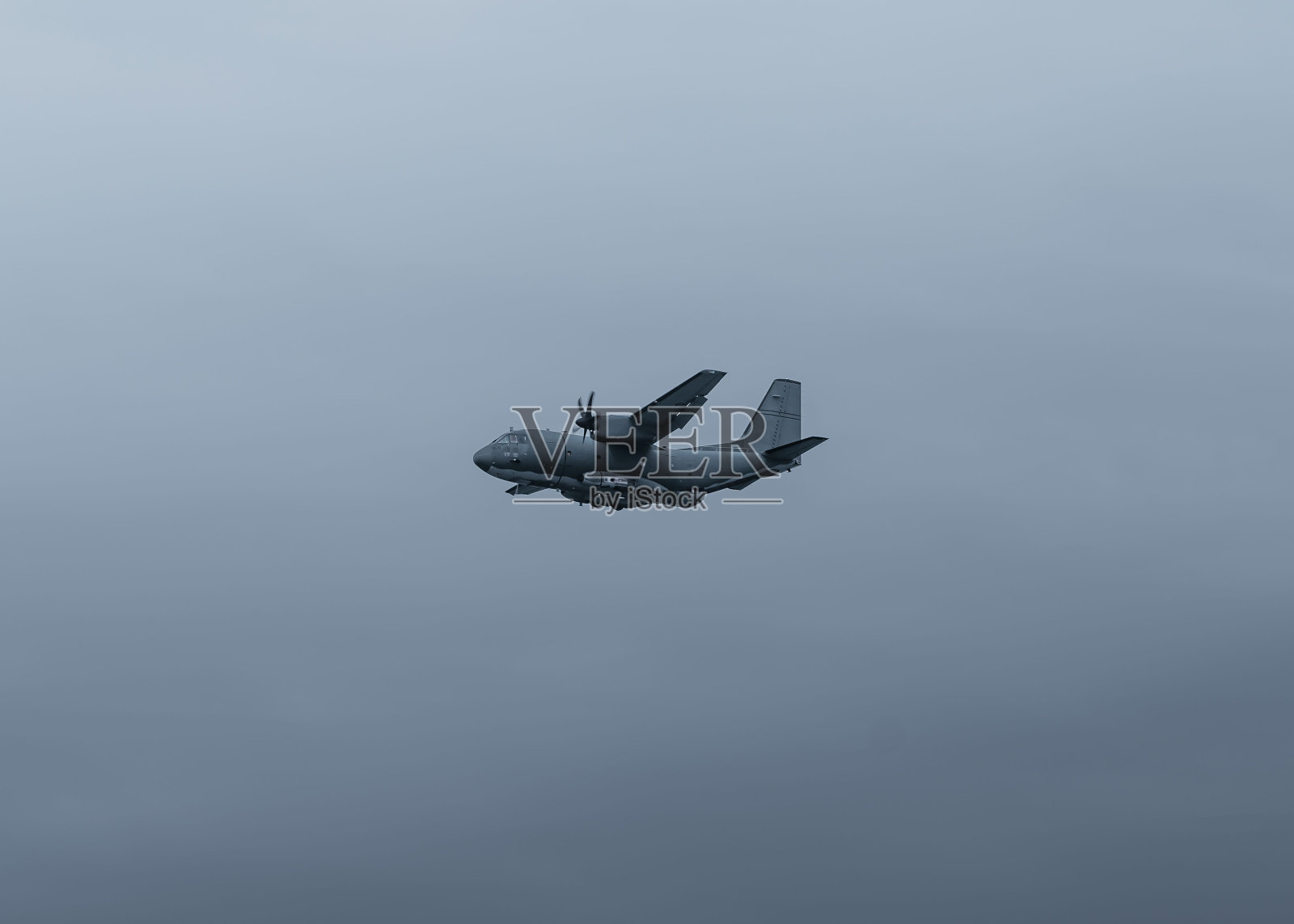 巨大的军用飞机在空中飞行照片摄影图片