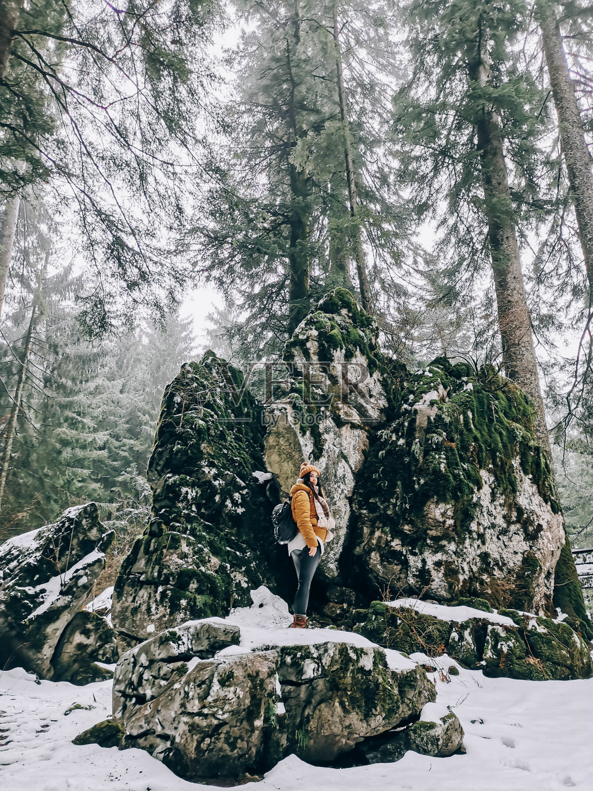 一个模特在山上为相机摆姿势的垂直镜头照片摄影图片