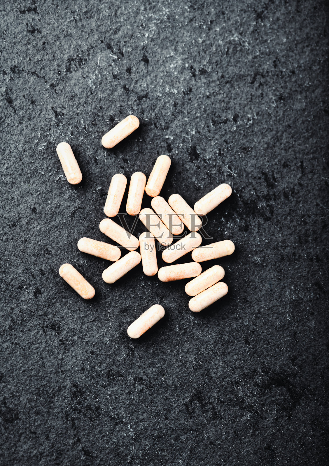 辅酶Q10胶囊。膳食补充剂。深色的石头背景。软的焦点。前视图。副本的空间。照片摄影图片