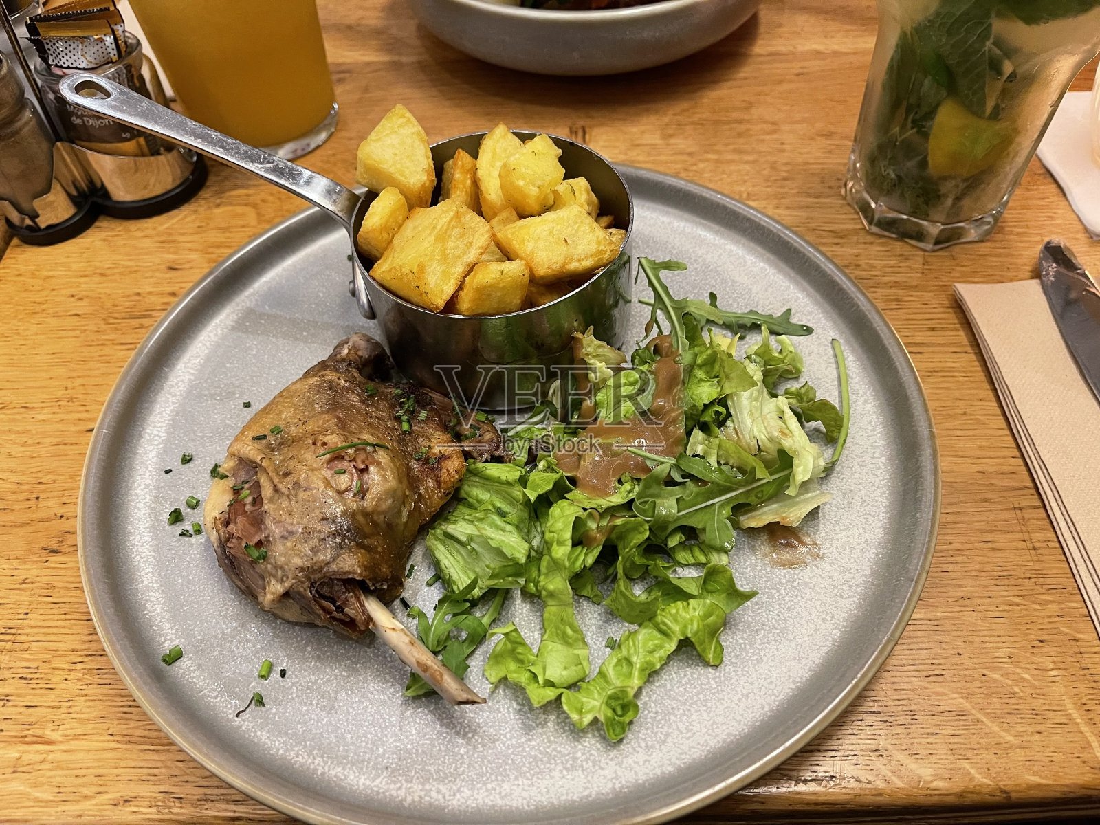 巴黎的肉鸡照片摄影图片