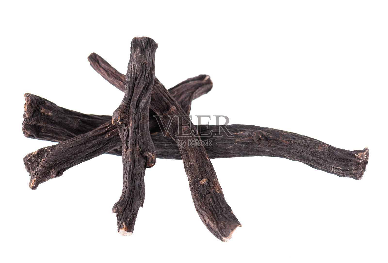 离生在白色背景上的普通紫草根。银藤的干根。照片摄影图片