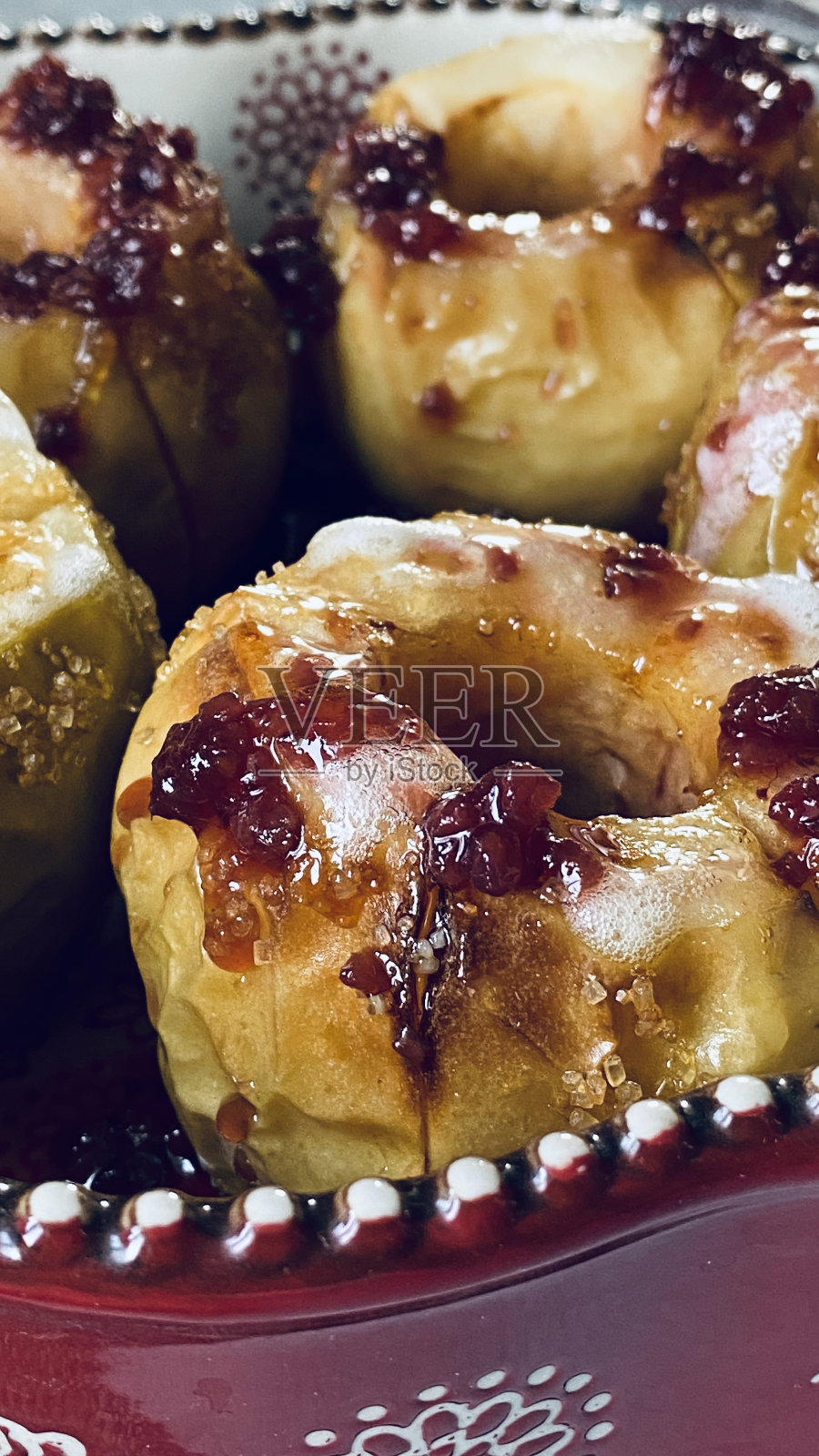 用覆盆子果酱烤苹果的画面照片摄影图片