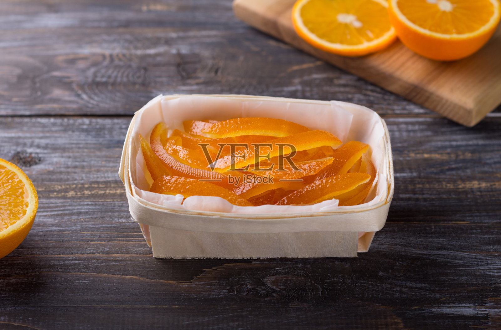 柳条桦木篮子与蜜饯橘子和新鲜多汁的橘子在木制背景照片摄影图片