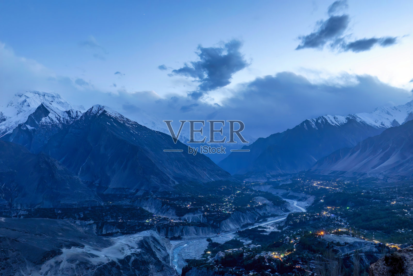 从巴基斯坦罕萨鹰巢惊人的有利位置拍摄的罕萨山谷雄伟美丽的蓝色小时HDR照片摄影图片