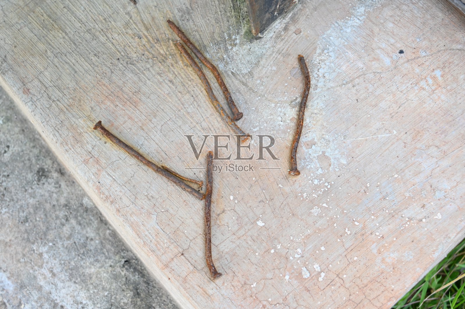 灰色背景上生锈的钉子照片摄影图片