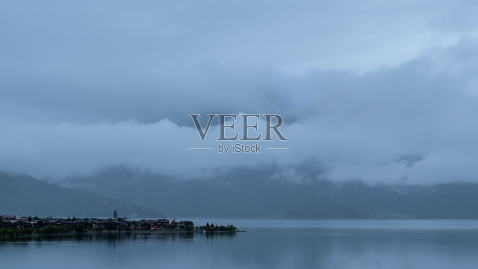 多云泸沽湖照片摄影图片