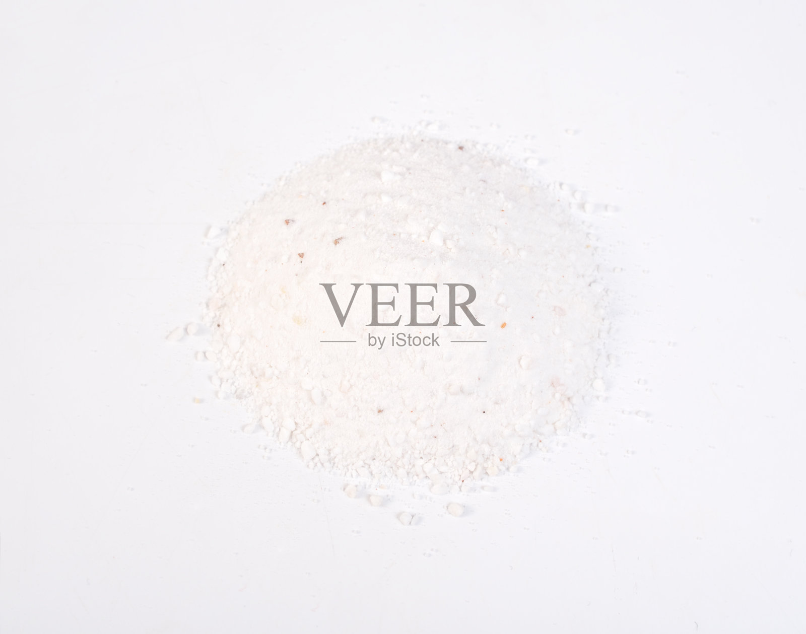 白云石矿物粉末堆积在白色背景上。照片摄影图片