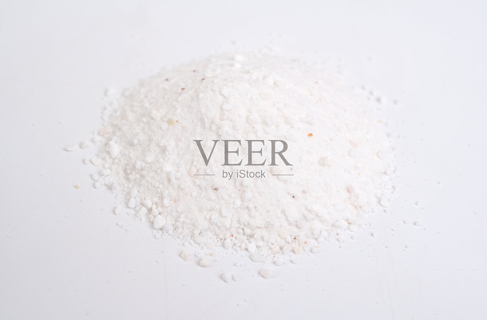 白云石矿物粉末堆积在白色背景上。照片摄影图片