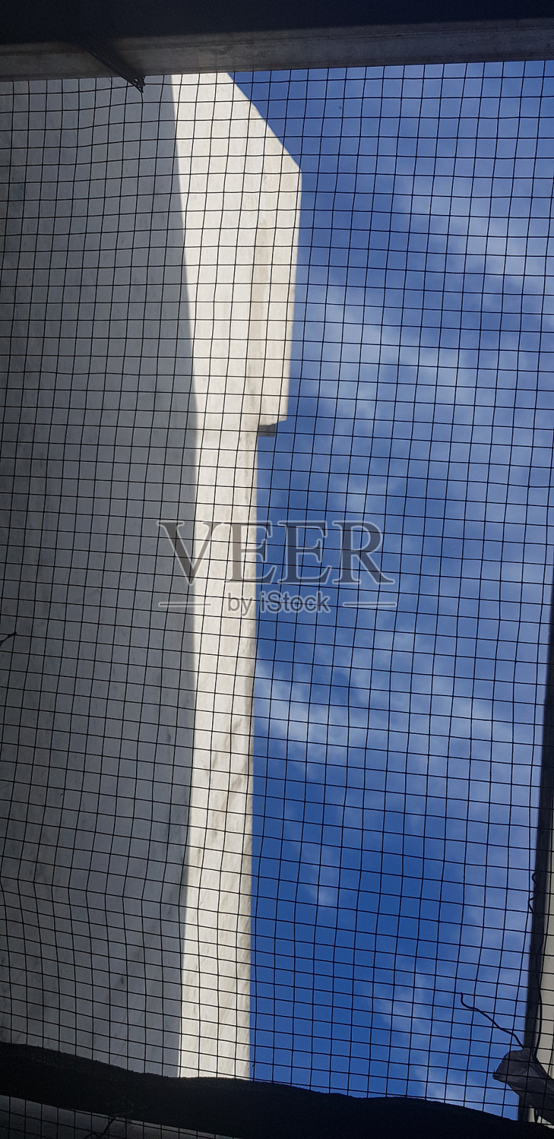 天空的背景照片，有铁丝网和白色的房子。V照片摄影图片