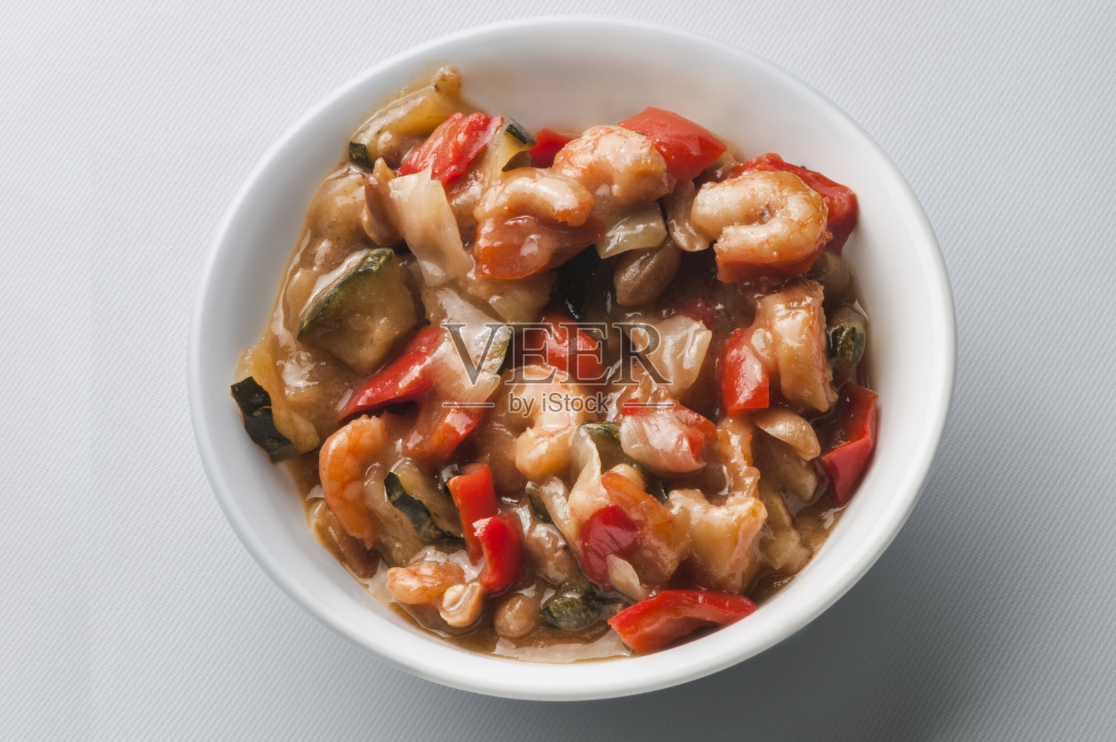 特写辣虾酸橘汁腌鱼配蔬菜酱在盘子上的桌子上。照片摄影图片