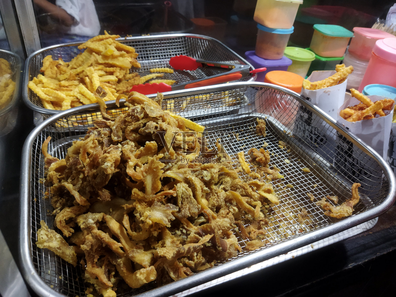 街头小吃炸土豆和蘑菇照片摄影图片