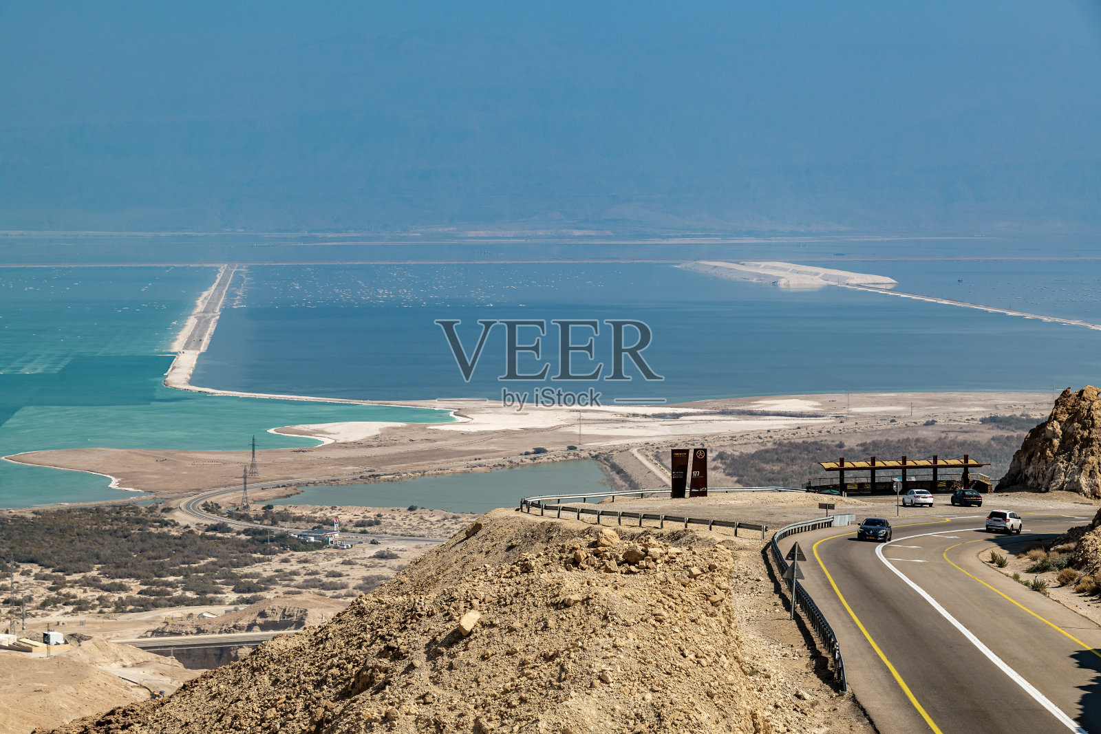 以色列官方视角下的沙漠山脉和死海。照片摄影图片