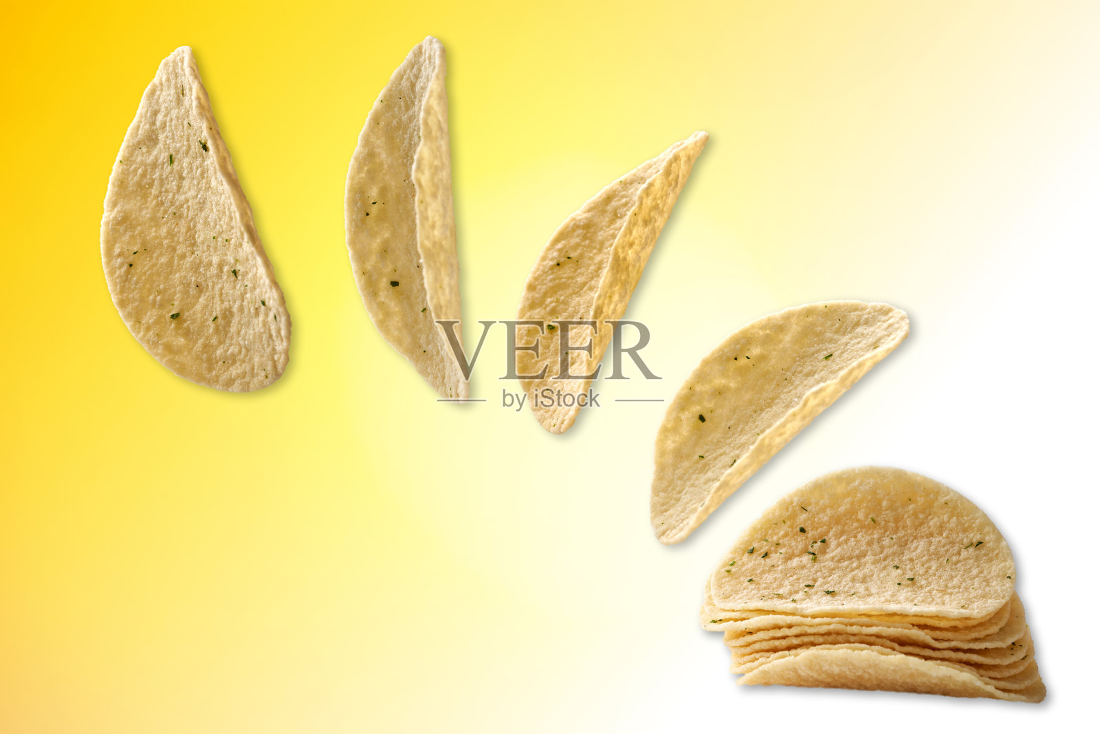 淡黄色的背景是薯片。照片摄影图片