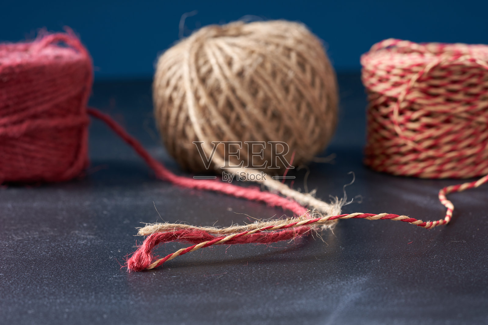 深色背景上的一团多色线。照片摄影图片